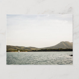 Postal Barco pequeño navegando en un lago por la tarde