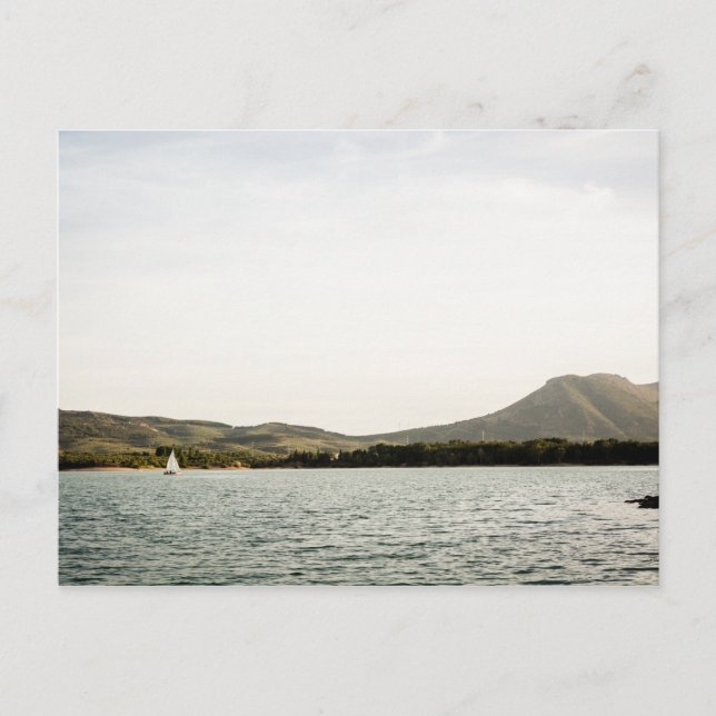 Postal Barco pequeño navegando en un lago por la tarde (Anverso)