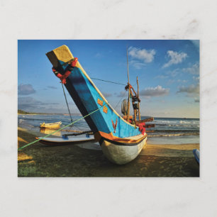 Postal Barco Pesquero Colorido Cerca Del Océano