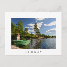 Postal Barco verde en un fiordo en Noruega