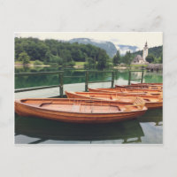 Barcos de madera en el lago Bohinj, Eslovenia