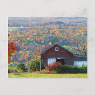 Postal Barn y colinas de otoño