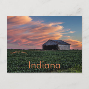 Postal Barn y soja en Indiana al atardecer