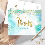 Postal Bat Mitzvah Gold Script Blue Watercolor Gracias<br><div class="desc">¡Asegúrate de que tu favorito Bat Mitzvah muestre su aprecio a todos los que apoyaron su evento! Envíe este impresionante, moderno, brillante Relieve metalizado de imitación dorado manuscrito y pequeños puntos sobre un fondo de color azul turquesa de color agua, gracias a la postal. En la parte delantera, personaliza con...</div>