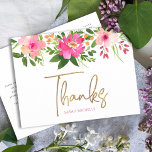 Postal Bat Mitzvah Guión dorado con flores rosadas Gracia<br><div class="desc">¡Asegúrate de que tu favorito Bat Mitzvah muestre su aprecio a todos los que apoyaron su evento! ¡Envíe esta sofisticada y personalizada postal de agradecimiento! Una acuarela floral de moda, impresionante, rosa y melocotón, con una tipografía de Relieve metalizado dorado falso y polvorientos rosas sans serif modernos, superponen un fondo...</div>