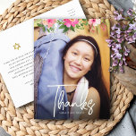 Postal Bat Mitzvah Photo Floral Script Personalizado Grac<br><div class="desc">¡Asegúrate de que tu favorito Bat Mitzvah muestre su aprecio a todos los que apoyaron su evento! ¡Envíe esta sofisticada y personalizada postal de agradecimiento! Una acuarela floral de moda, impresionante, rosa y melocotón, con tipografía de escritura blanca y sans serif modernos, superponen la foto de su elección. Una estrella...</div>