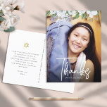 Postal Bat Mitzvah Script Photo Gold Floral Gracias<br><div class="desc">¡Asegúrate de que tu favorito Bat Mitzvah muestre su aprecio a todos los que apoyaron su evento! ¡Envíe esta sofisticada y personalizada postal de agradecimiento! Una acuarela floral moda, impresionante, blanca y dorada purpurina con tipografía de escritura blanca y tipo san serif superponen la foto de su elección. Una estrella...</div>