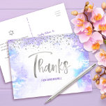 Postal Bat Mitzvah Silver Script Morado Watercolor Gracia<br><div class="desc">¡Asegúrate de que tu favorito Bat Mitzvah muestre su aprecio a todos los que apoyaron su evento! Envíe este impresionante, moderno y brillante Relieve metalizado falso de plata manuscrito y diminutos puntos sobre un fondo de color morado claro de agua, personalizado gracias postal. En la parte delantera, personaliza con el...</div>