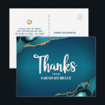 Postal Bat Mitzvah Turquesa Ombre Ágata Escritura Gracias<br><div class="desc">Asegúrate de que tu Bat Mitzvah favorito muestre su agradecimiento a todos los que apoyaron su evento trascendental. Envía esta tarjeta postal de agradecimiento personalizada, moderna y única. La escritura blanca a mano y la tipografía sans serif en negrita se superponen a un fondo degradado de azul turquesa profundo con...</div>