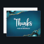 Postal Bat Mitzvah Turquoise Ombre Agate Script Gracias<br><div class="desc">¡Asegúrate de que tu favorito Bat Mitzvah muestre su aprecio a todos los que apoyaron su evento! Envíe esta postal única, única, moderna y personalizada. Escritura manuscrita blanca y tipografía en negrita sans serif superponen un fondo oscuro azul profundo con agate azul turquesa acentuado con finas venas de oro. Una...</div>