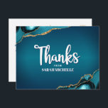 Postal Bat Mitzvah Turquoise Ombre Agate Script Gracias<br><div class="desc">¡Asegúrate de que tu favorito Bat Mitzvah muestre su aprecio a todos los que apoyaron su evento! Envíe esta postal única, única, moderna y personalizada. Escritura manuscrita blanca y tipografía en negrita sans serif superponen un fondo oscuro azul profundo con agate azul turquesa acentuado con finas venas de oro. Una...</div>