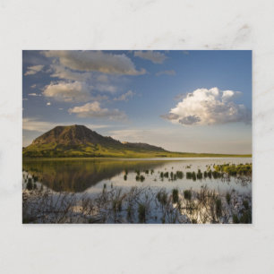 Postal Bear Butte se refleja en Bear Butte Lake cerca
