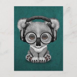 Postal Bebé lindo Koala Oso Dj con audífonos en azul