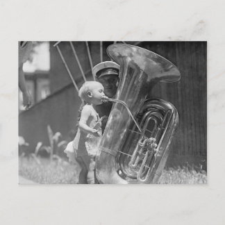 Postal Bebé tocando la tuba, 1923
