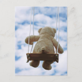 Postal Beertje op schommel met bewolkte blauwe lucht.