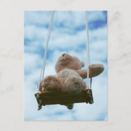 Postal Beertje op schommel met bewolkte blauwe lucht.