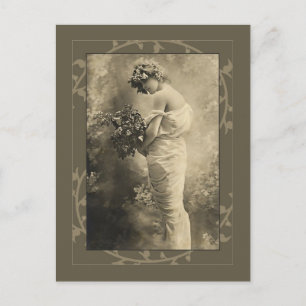 Postal Bella dama victoriana con flores cortadas