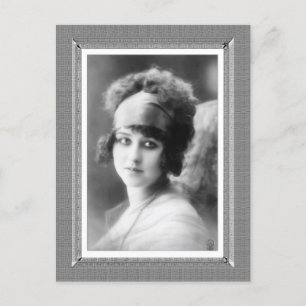 Postal Belleza de época - Esperando - en blanco y negro