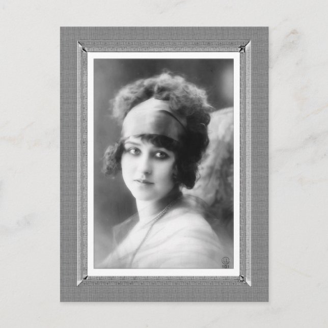 Postal Belleza de época - Esperando - en blanco y negro (Anverso)