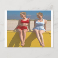 Bellezas de baño retro vintage sentadas en el muel