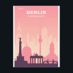 Postal Berlín Alemania Poster de viajes de cosecha rosa<br><div class="desc">A cualquiera le encantaría recibir esta postal de poster de viajes rosa con un ilustracion retro de Berlín,  un horizonte alemán,  incluyendo la Puerta Alemana de Brandenburgo.</div>