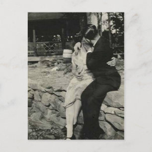 Postal Besándose en la pared de piedra