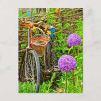 Postal bicicleta de época en el jardín
