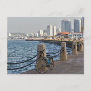 Postal Bicicleta en el paseo marítimo con la silueta de l