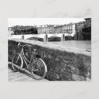 Postal Bicicleta retro junto a un puente en Florencia