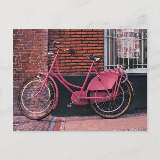 Postal Bicicleta rosa contra la pared de ladrillos (Anverso)