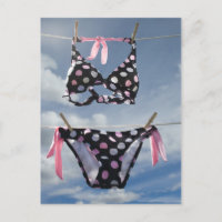 Bikini Colgando En Una Línea De Ropa