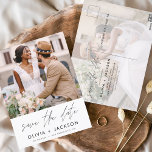 Postal Blancas de mano editables Guardar la foto de fecha<br><div class="desc">Foto moderna y elegante Guardar la tarjeta de Boda de fecha. La tarjeta de invitación para guardar la fecha incluye tipografía y moda con letras blancas y un diseño simple sobre un fondo blanco al que se puede añadir la imagen de fotografía de compromiso personalizada.</div>