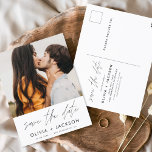 Postal Blancas de mano editables Guardar la foto de fecha<br><div class="desc">Foto moderna y elegante Guardar la tarjeta de Boda de fecha. La tarjeta de invitación para guardar la fecha incluye tipografía y moda con letras blancas y un diseño simple sobre un fondo blanco al que se puede añadir la imagen de fotografía de compromiso personalizada.</div>
