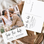 Postal Blancas de mano editables Guardar la foto de fecha<br><div class="desc">Foto moderna y elegante Guardar la tarjeta de Boda de fecha. La tarjeta de invitación para guardar la fecha incluye tipografía y moda con letras blancas y un diseño simple sobre un fondo blanco al que se puede añadir la imagen de fotografía de compromiso personalizada.</div>