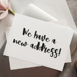 Postal Blanco negro minimalista que mudamos de nuevo hoga<br><div class="desc">Esta minimalista moderna tarjeta postal de invitación que hemos movido cuenta con letras divertidas en blanco y negro.</div>