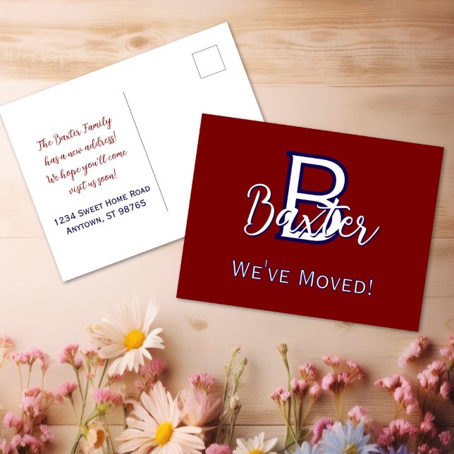 Postal Blanco y azul rojo y el monograma "Nos hemos mudad (Red White & Blue Name and Monogram "We've Moved" Postcard
)