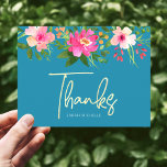 Postal Blue Bat Mitzvah Moda Floral Gold Script Gracias<br><div class="desc">¡Asegúrate de que tu favorito Bat Mitzvah muestre su aprecio a todos los que apoyaron su evento! ¡Envíe esta sofisticada y personalizada postal de agradecimiento! Una acuarela floral impresionante, rosa y melocotón, con una tipografía de Relieve metalizado dorado falso y un tipo serif moderno de sans blancos superponen un polvoriento...</div>