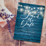 Postal Blue Rustic Wood String Lights Save the Date<br><div class="desc">Este rústico salva la tarjeta de fecha con luces de cuerda de bonito y un guión elegante ahorra la fecha por encima de tus detalles en una tipografía elegante en un rústico fondo de paneles de madera azul. El reverso tiene detalles adicionales para guardar la fecha, incluido el sitio web...</div>