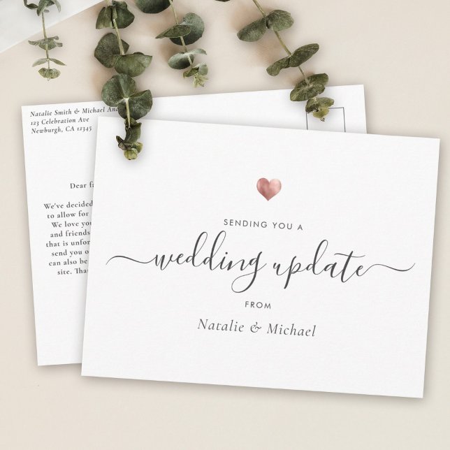 Postal Boda Actualización Elegante Guión Rosa Corazón de  (Wedding update card with elegant script text on a white background, along a small rose gold heart)