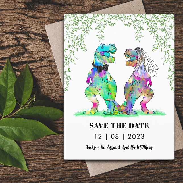 Postal Boda con tema de dinosaurio, ahorrar la fecha dive (Dinosaur themed wedding save the date budget postcard invitation with colorful T-Rex bride and groom)