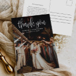 Postal Boda de escritura caligráfica moderna. Gracias<br><div class="desc">Este Boda de escritura de caligrafía moderna Photo You Postcard presenta su foto boda completa,  con sobreimpresión de escritura caligráfica. Personalizar su boda especial le agradece en la parte posterior,  o quítelo para dejar la parte posterior en blanco por su mensaje de agradecimiento escrito a mano.</div>