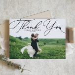 Postal Boda de fotografías Black Elegant Script Gracias<br><div class="desc">Envíe gracias a la familia y amigos con este boda de personalizable gracias postal. Presenta un guión blanco elegante. Personalice esta elegante tarjeta postal de agradecimiento de boda añadiendo sus propios detalles. Este guión gracias postal también será perfecto para graduaciones,  cumpleaños,  primeras comuniones,  y mucho más.</div>