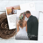 Postal Boda de fotos con guiones a mano gracias<br><div class="desc">Elegante y simple boda gracias postales de plantilla con texto de escritura tipográfica con letras a mano con un corazón entre las palabras. Añade tu foto favorita con sangrado completo en la parte delantera y otra en la parte posterior con el mensaje predeterminado en la parte posterior que es editable....</div>