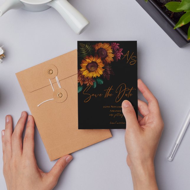 Postal Boda en monograma de Naranja quemado negro salva l (Black Burnt Orange Monogram Wedding Save the Date Postcard)