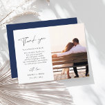 Postal Boda fotográfico de guiones azules de la marina gr<br><div class="desc">Simple Boda de fotos con guiones azules de la marina Gracias Cartas - Elegancia moderna con tipografía personalizada. Captura la esencia de tu historia de amor con nuestras elegantes tarjetas de agradecimiento de boda con un diseño minimalista con una encantadora espalda azul marino magenta polvorienta. Añade un toque personal a...</div>