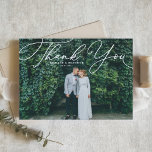 Postal Boda fotográfico de guiones elegantes y blancos gr<br><div class="desc">Envíe gracias a la familia y amigos con este boda de personalizable gracias postal. Presenta un guión blanco elegante. Personalice esta elegante tarjeta postal de agradecimiento de boda añadiendo sus propios detalles. Este guión gracias postal también será perfecto para graduaciones,  cumpleaños,  primeras comuniones,  y mucho más.</div>