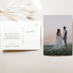 Postal Boda fotográfico de guiones mínimos caprichosos Gr<br><div class="desc">Este caprichoso boda de guiones mínimos de foto gracias a postcard es perfecto para su clásico simple y simple boda de boho moderno minimalista en blanco y negro. El diseño presenta una caligrafía escrita a mano, elegante, delicada y romántica, con una tipografía chic y formal. El aspecto irá bien con...</div>