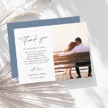Postal Boda fotográfico Dusty Blue Script Simple Gracias<br><div class="desc">Sencillo Boda de fotos Dusty Blue Script Gracias Cartas - Elegancia moderna con tipografía personalizada. Captura la esencia de tu historia de amor con nuestras elegantes tarjetas de agradecimiento de boda que presentan un diseño minimalista con una encantadora espalda azul polvorienta. Añade un toque personal a tu celebración incorporando tu...</div>