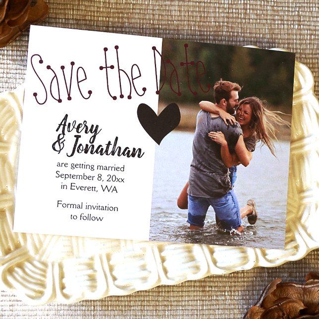 Postal Boda negra de Borgoña salva la foto de la fecha (Cute heart themed wedding save the date postcard with photo, violet and black)