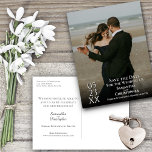 Postal Boda simple de superposición de foto de medios Gua<br><div class="desc">Esta simple postal es la manera perfecta de hacer que sus amigos y familiares sepan de su próximo boda. Presenta un diseño minimalista moderno con un diseño artístico, moderno y elegante, incluyendo su foto de marco completo con texto en blanco que contiene toda la información vital en un diseño contemporáneo....</div>